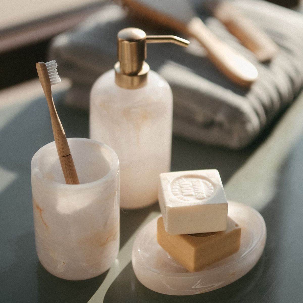 Jabonera de baño efecto nácar clásica blanca