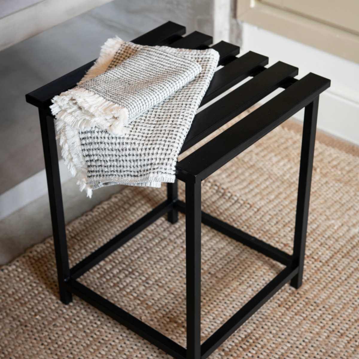 Taburete de baño negro de metal