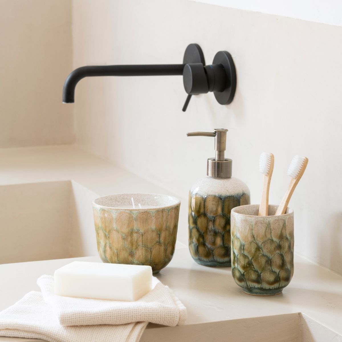 Portacepillos de baño de cerámica verde