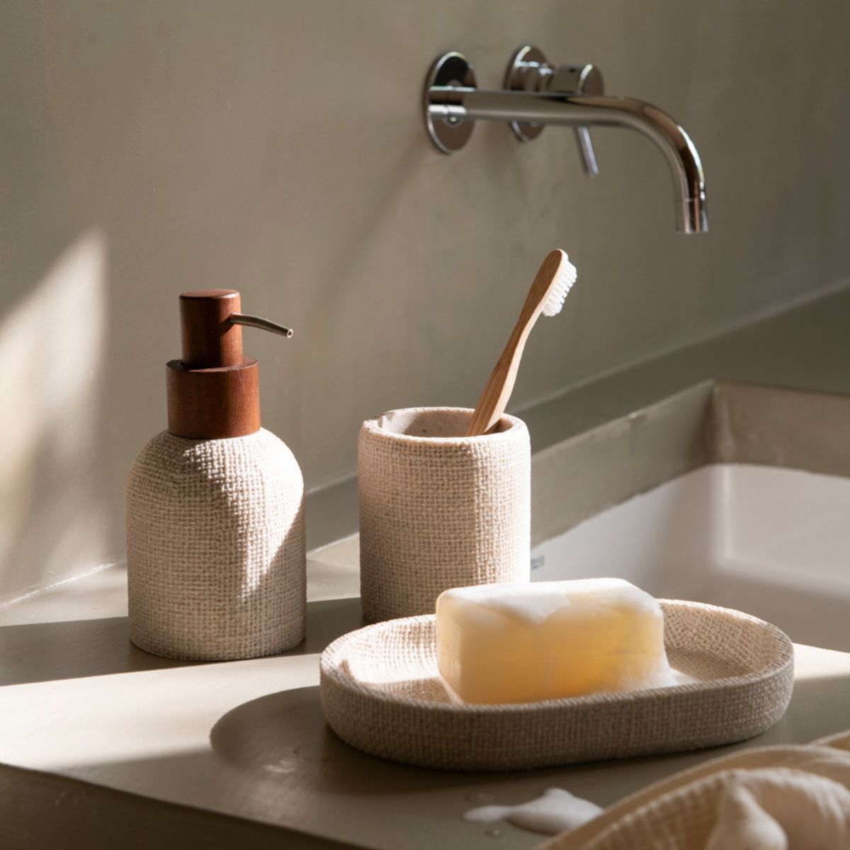 Dispensador de baño con textura