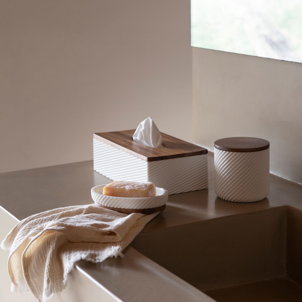 Portapañuelos poliresina y madera de acacia