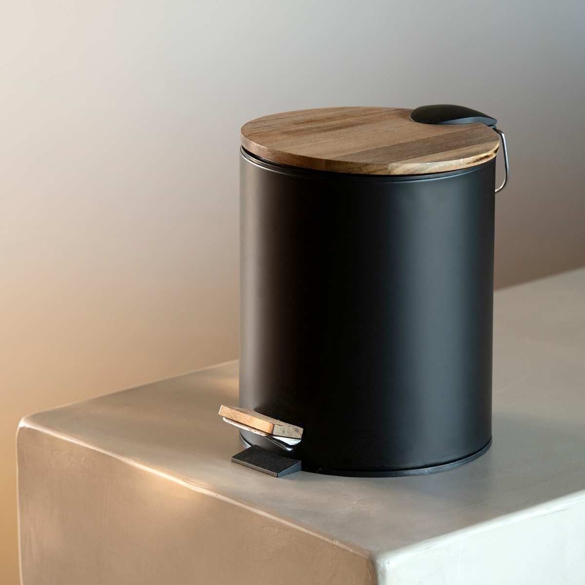 Papelera de baño negra metal y madera 5L