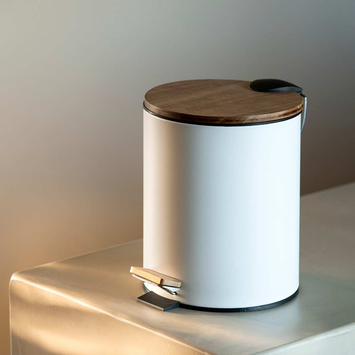 Papelera de baño blanca metal y madera 5L