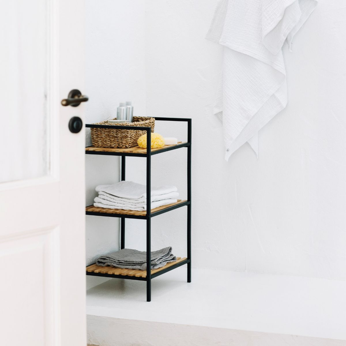 Estantería de baño de madera negra industrial