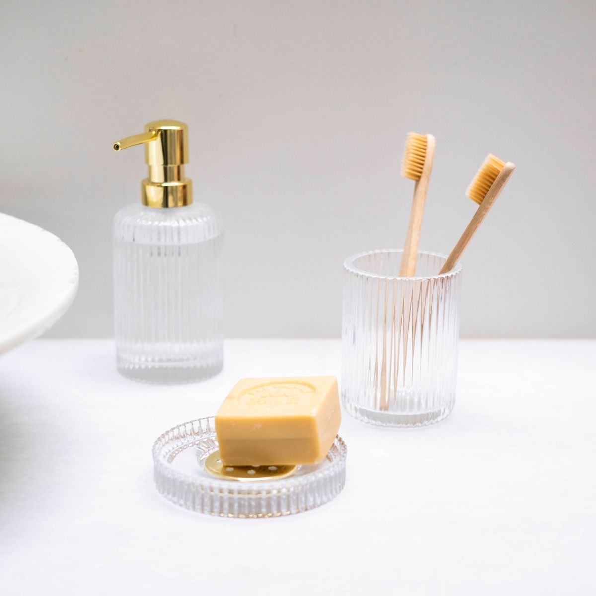 Dispensador de cuarto de baño de cristal clásico dorado