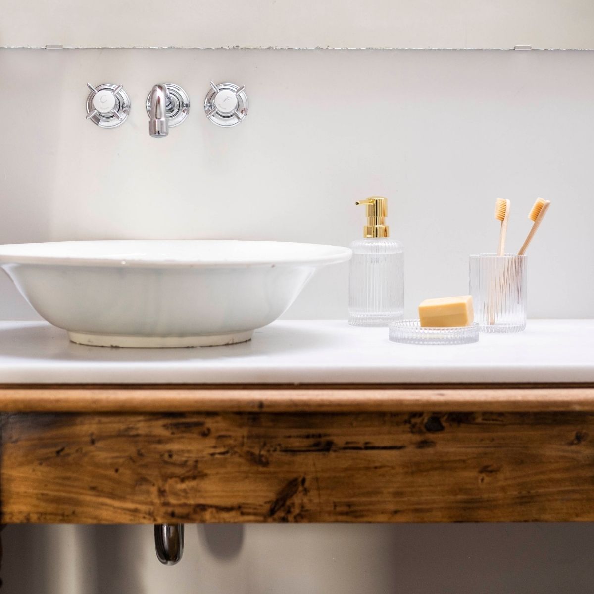 Dispensador de cuarto de baño de cristal clásico dorado