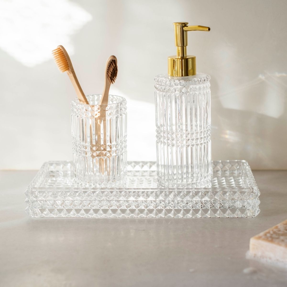 Dispensador de baño de cristal clásico dorado