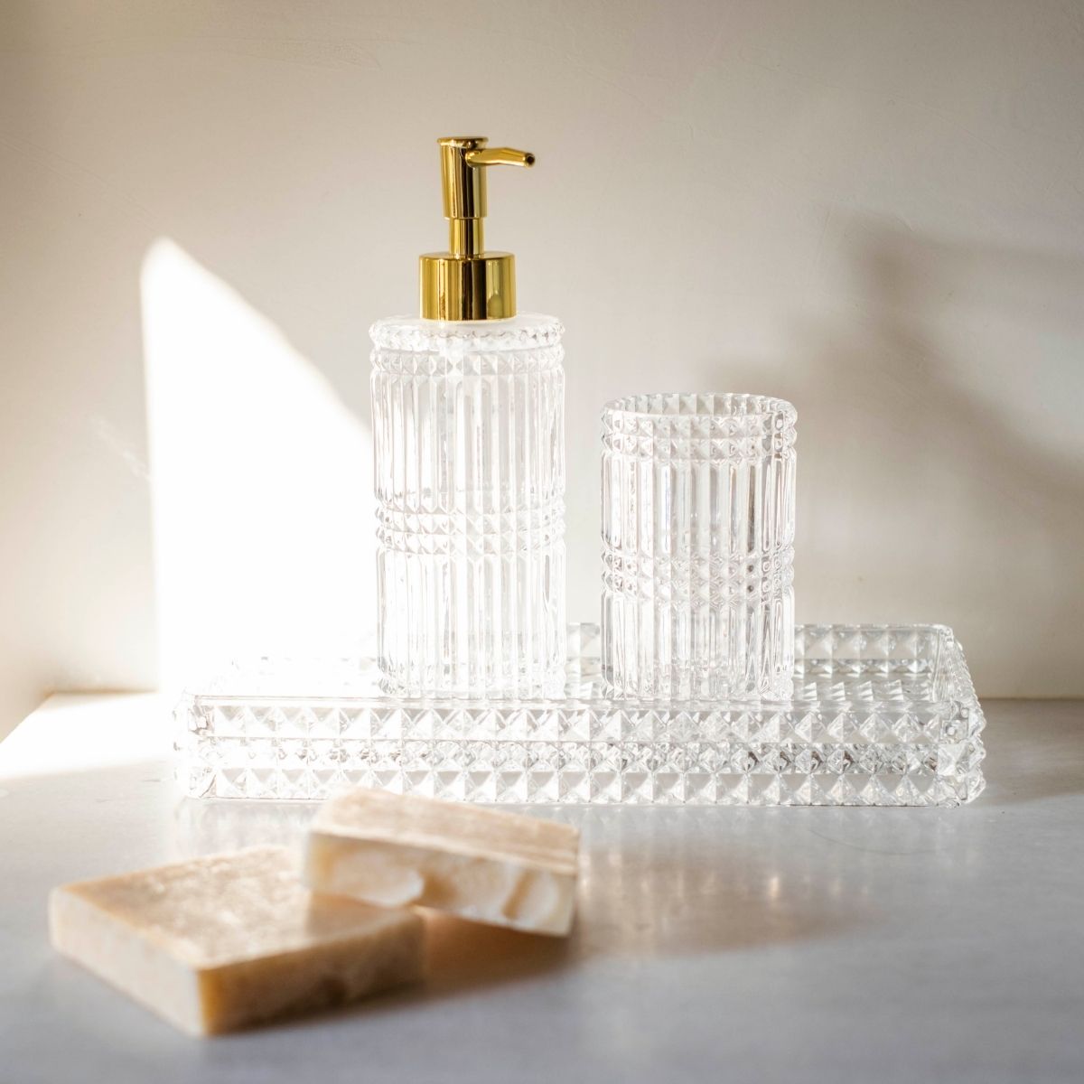 Dispensador de baño de cristal clásico dorado