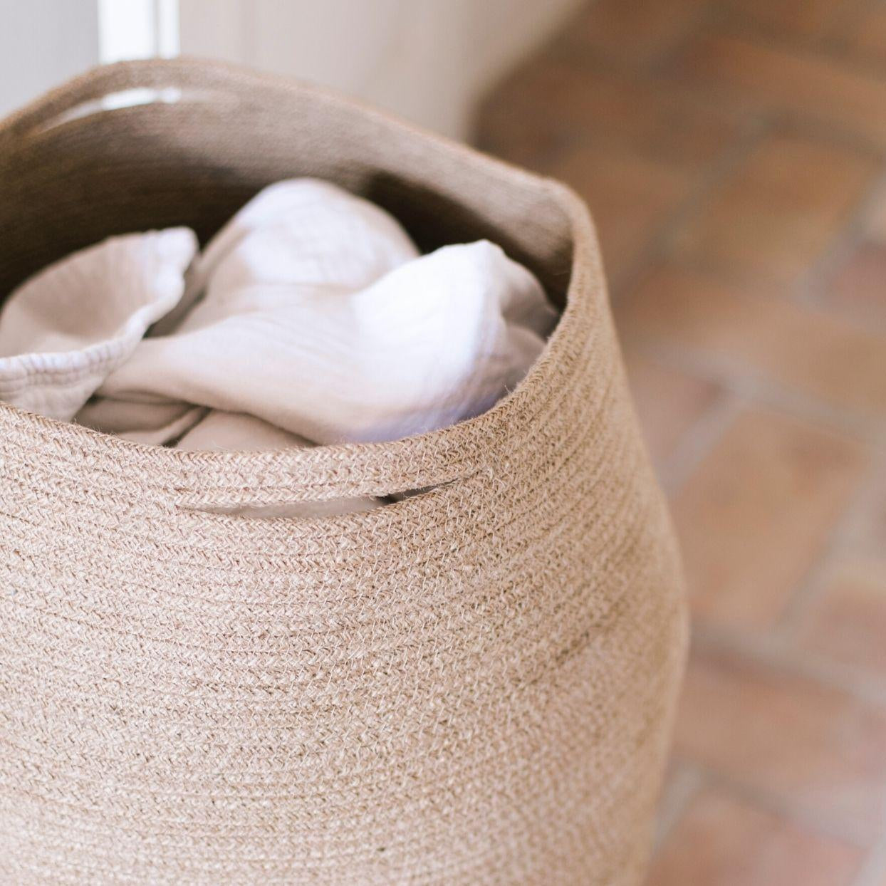 Cesto para la ropa de fibra natural
