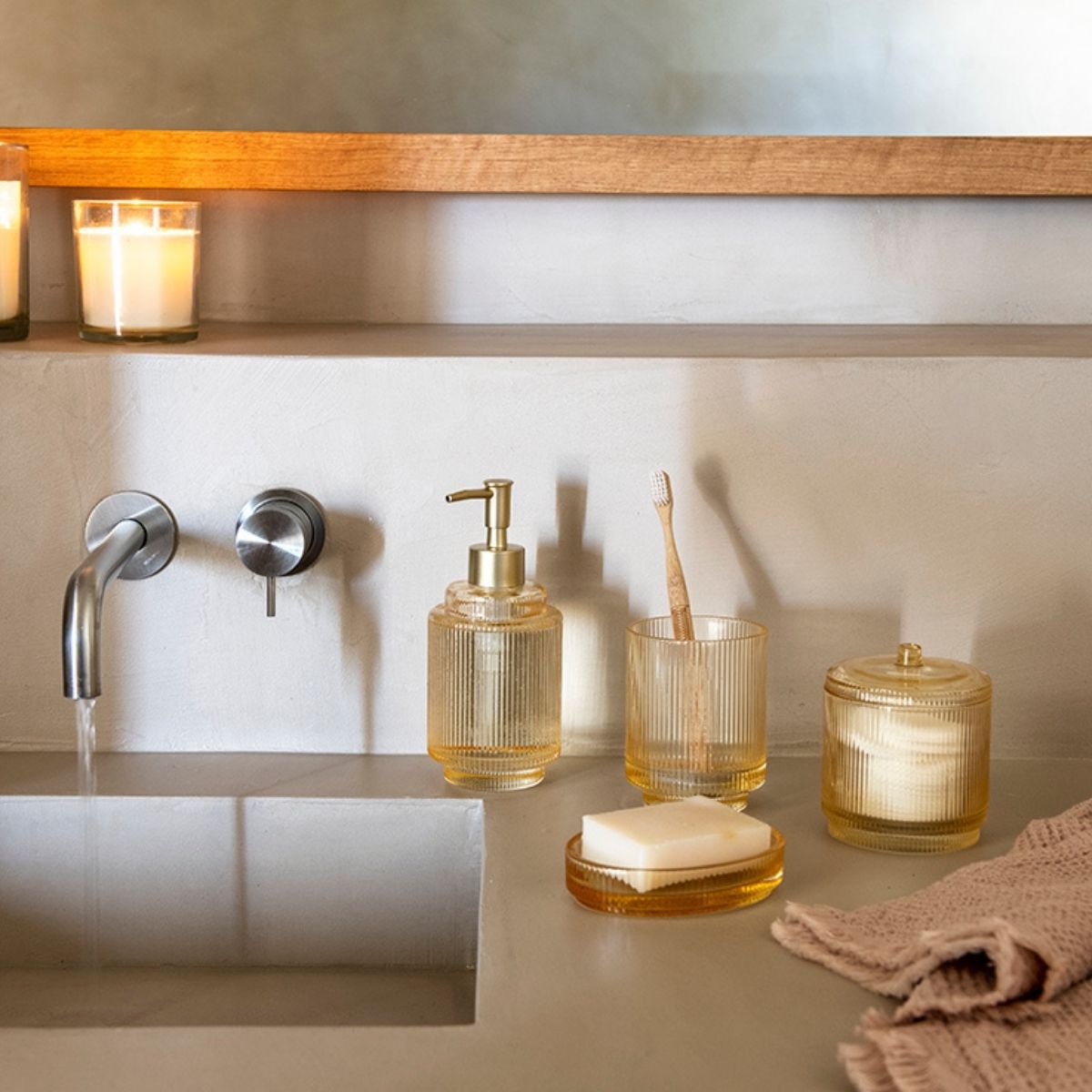Dispensador de baño amarillo de cristal vintage