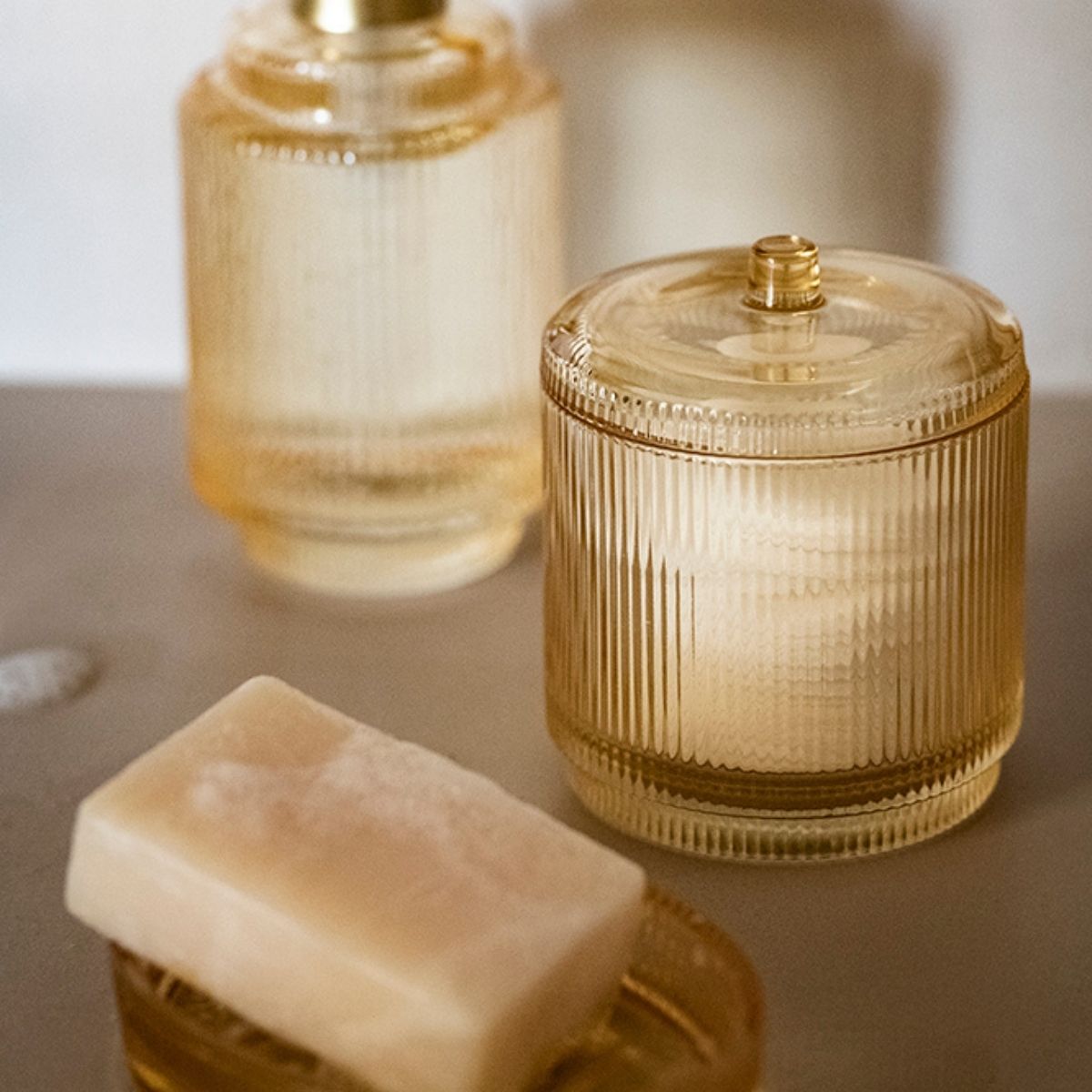 Dispensador de baño amarillo de cristal vintage