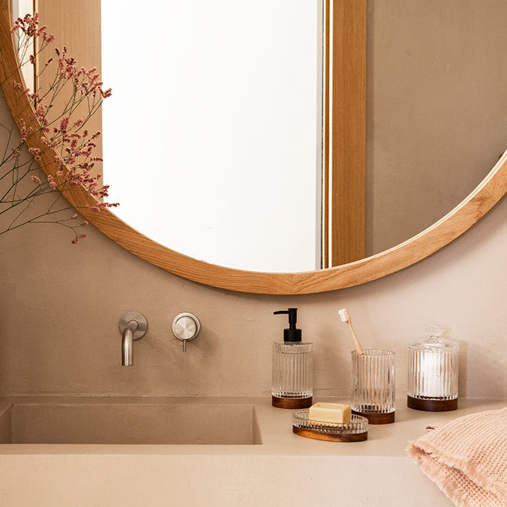 Dispensador de baño clásico de cristal y madera