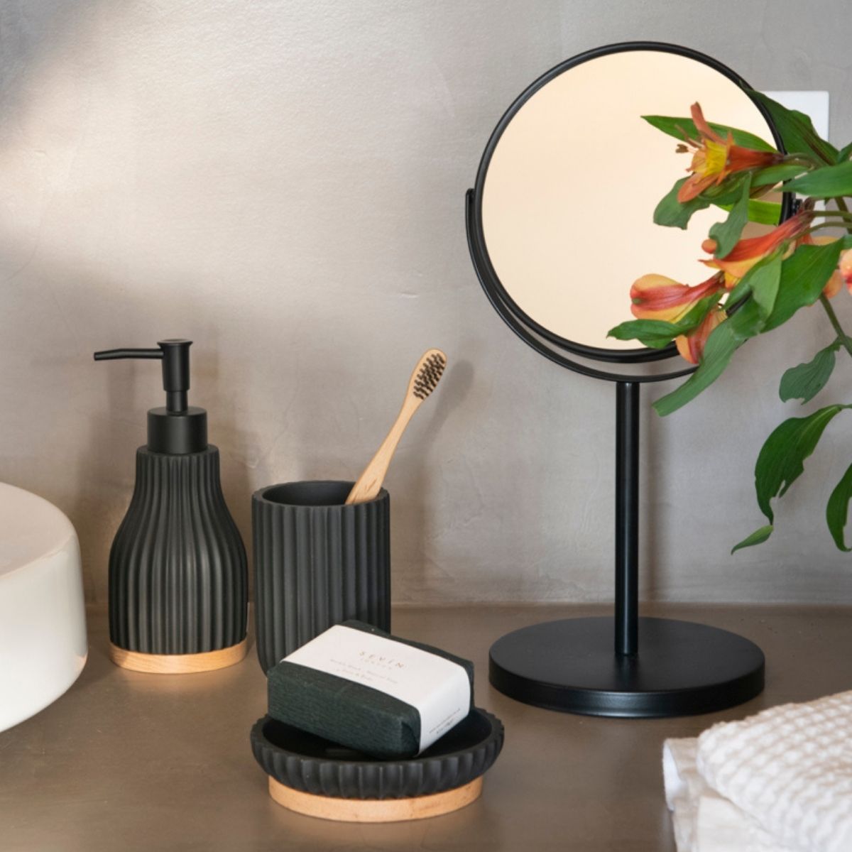 Portacepillos de baño moderno de madera y resina negra