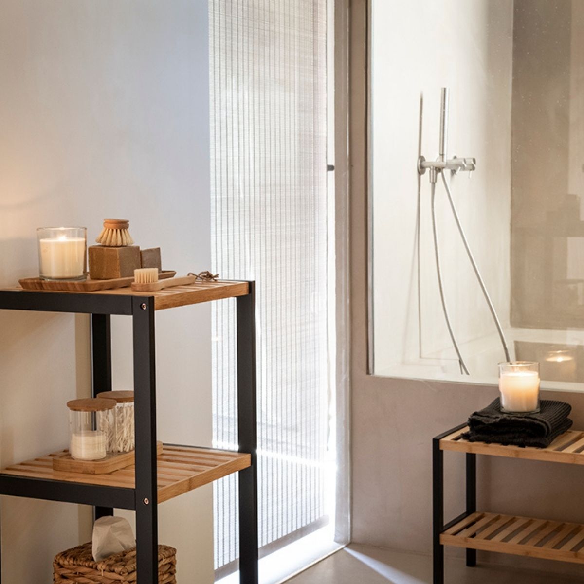 Botes de cristal y bambú para baño de estilo nórdico