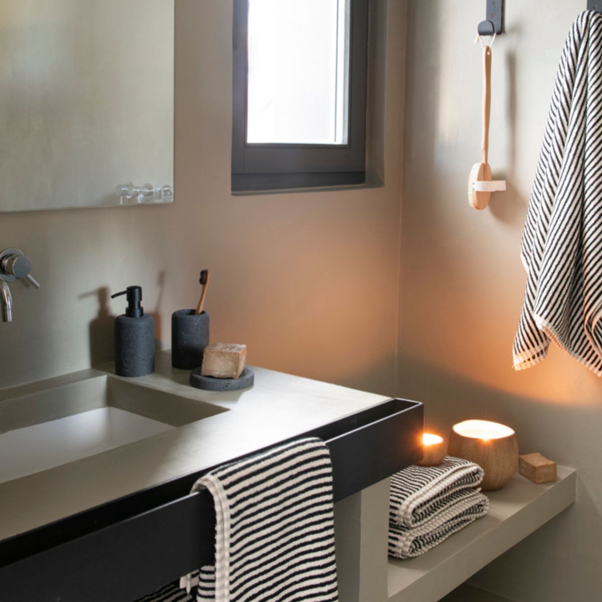 Dispensador de poliresina efecto piedra en baño moderno