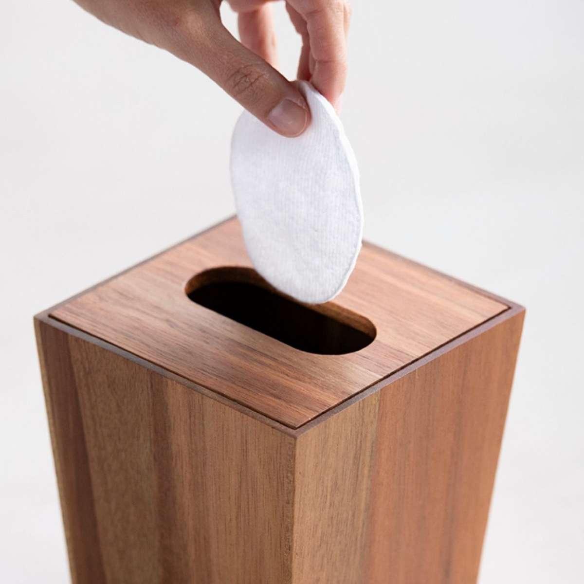 Papelera de acacia para baño moderno