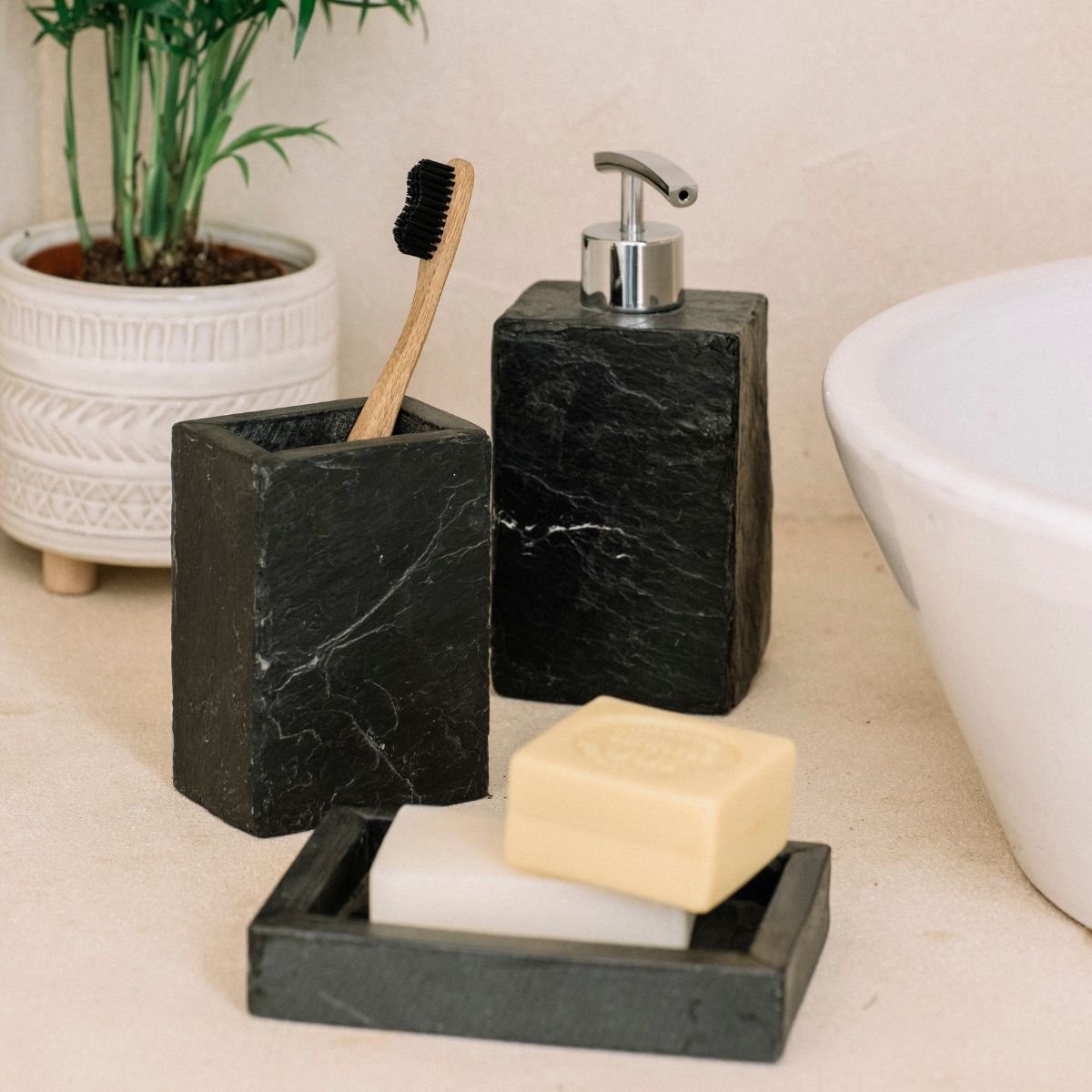 Dispensador de cuarto de baño de pizarra negro