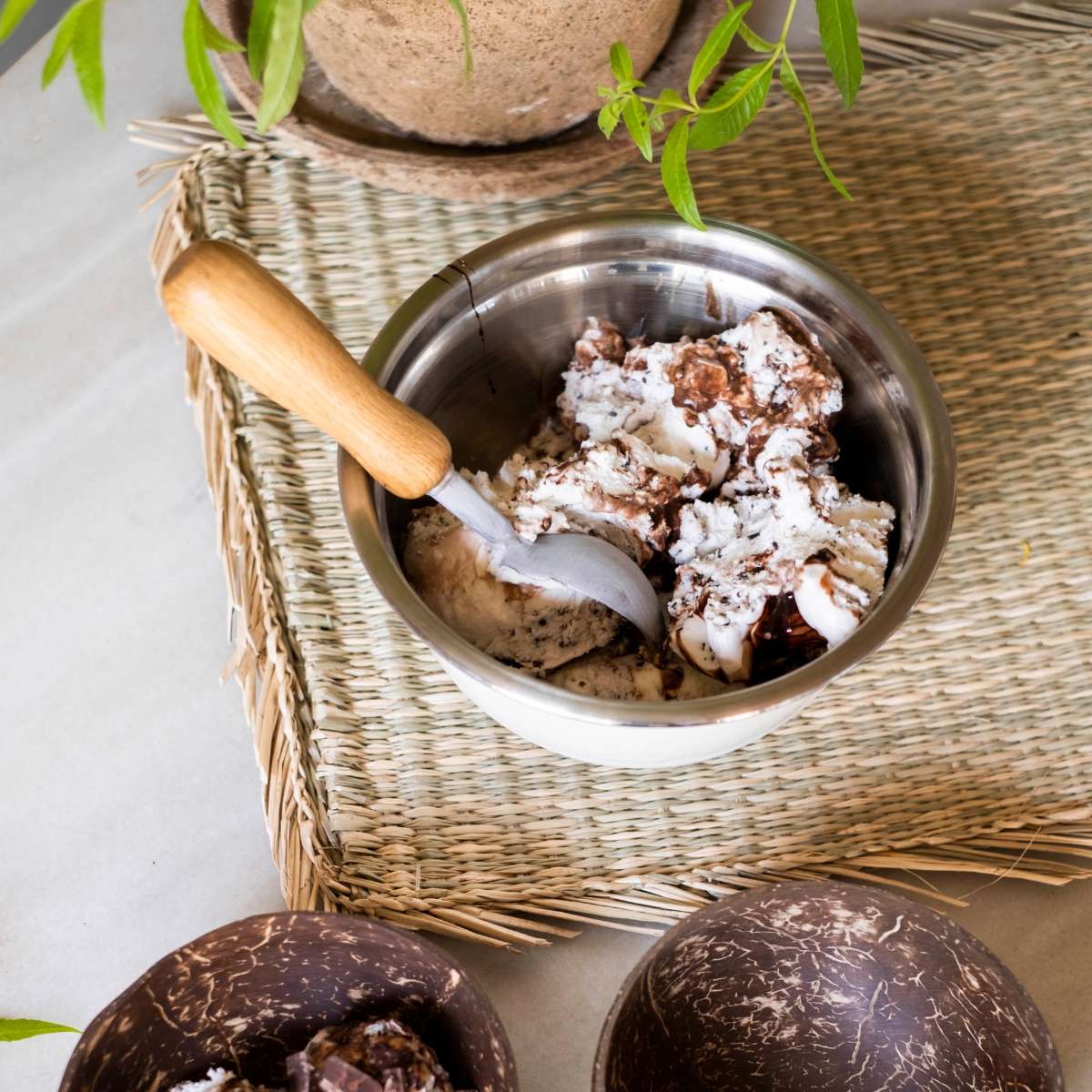 Cuchara para helado de madera marrón