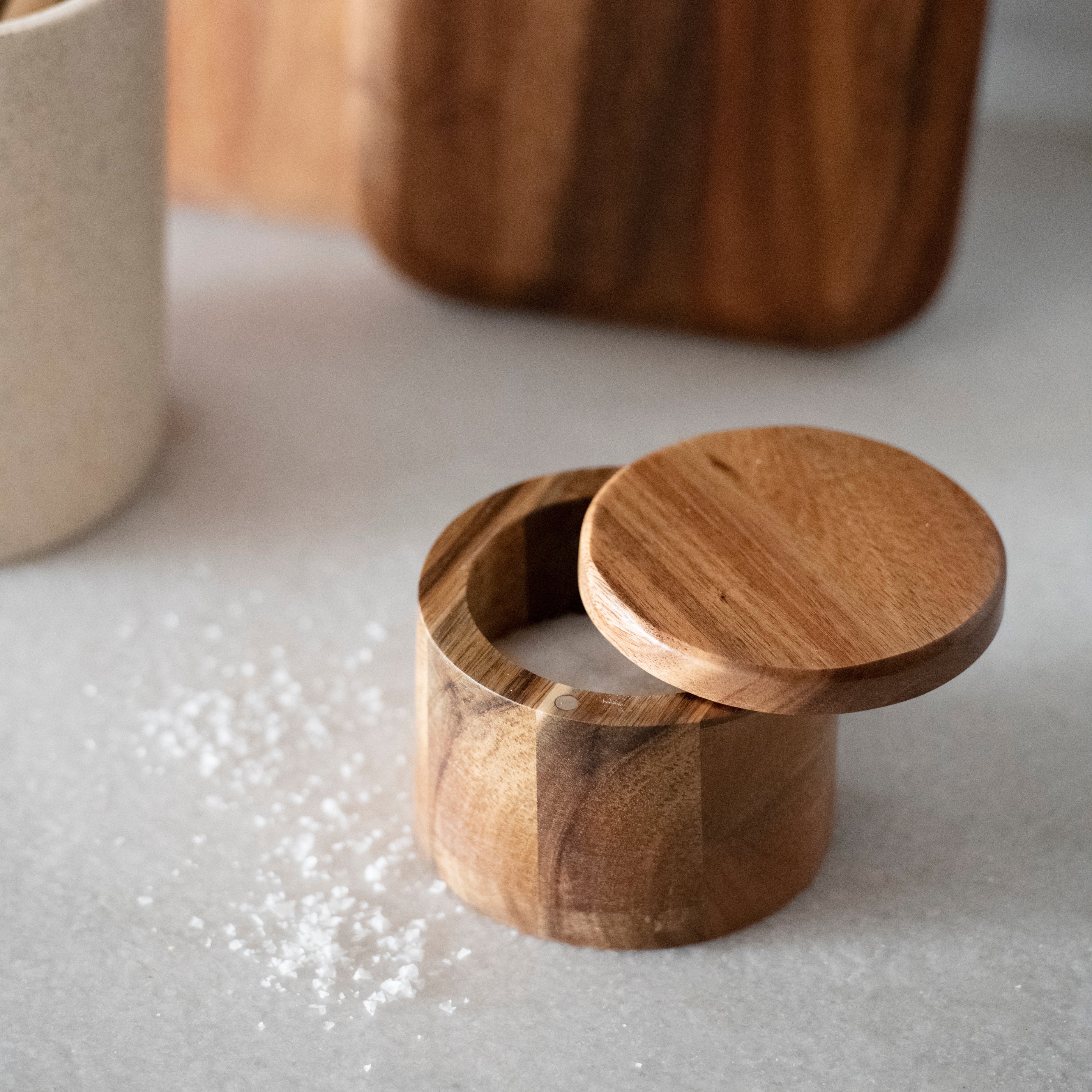 Salero de cocina de madera rústico marrón