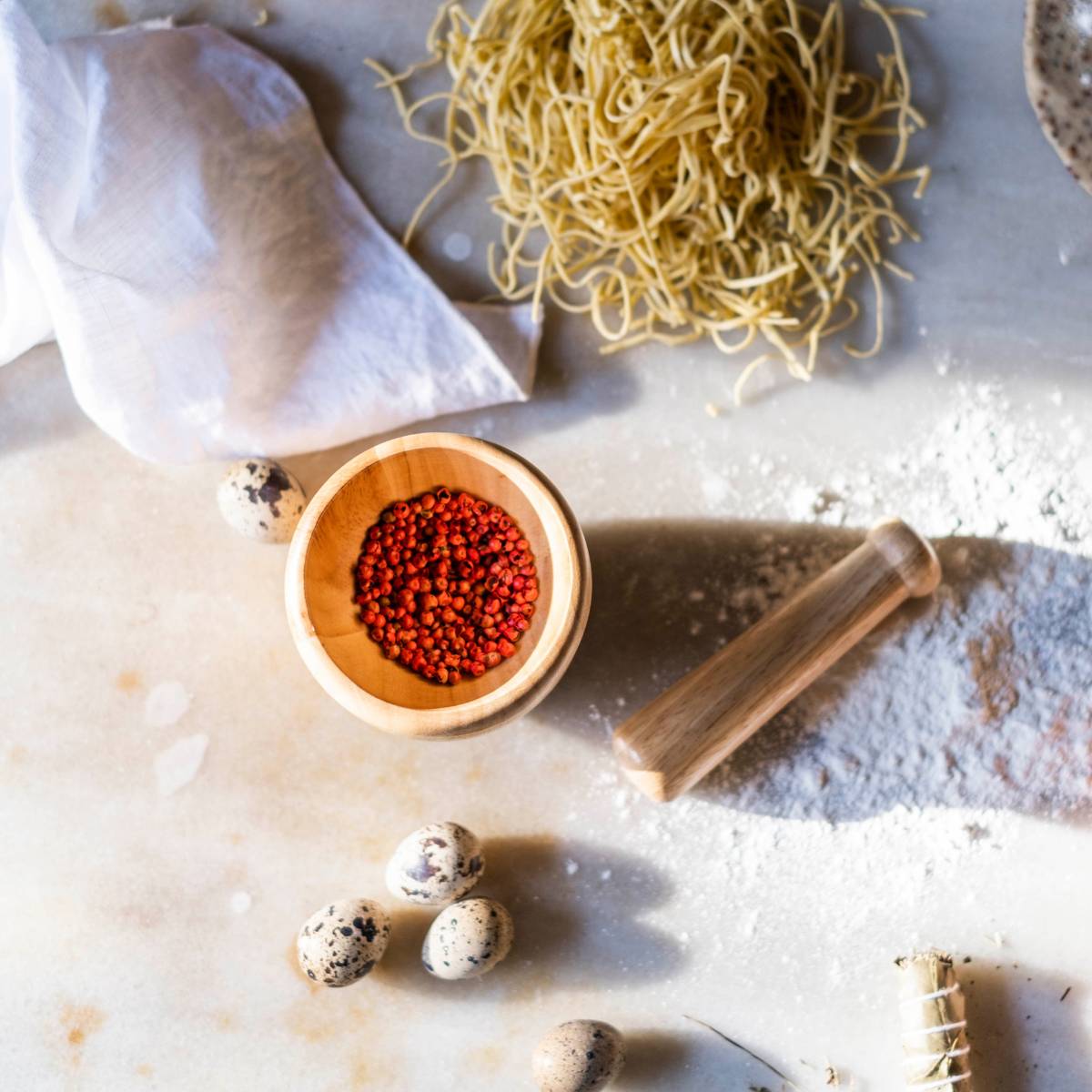 Mortero con mazo de madera marrón