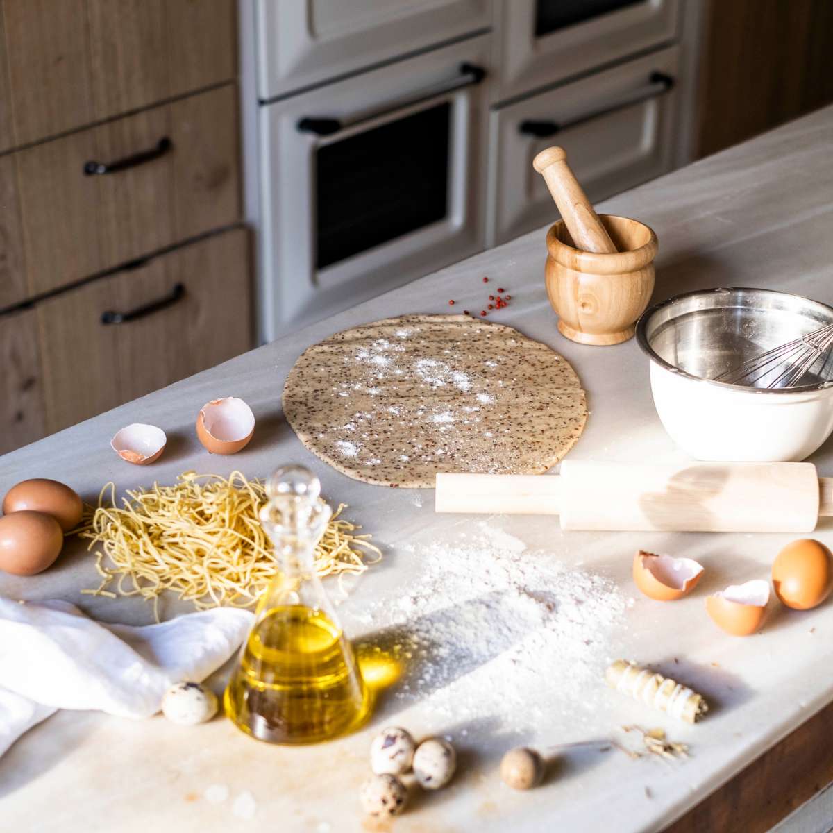 Mortero con mazo de madera marrón