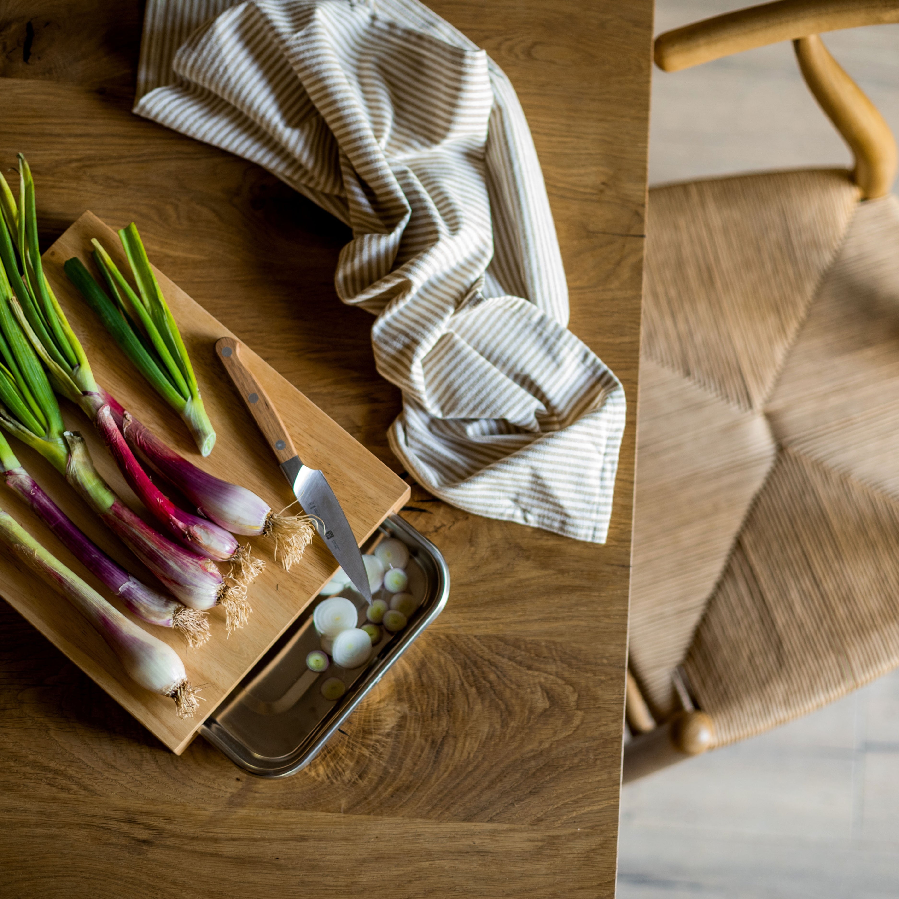 Tabla de cortar de madera con bandeja