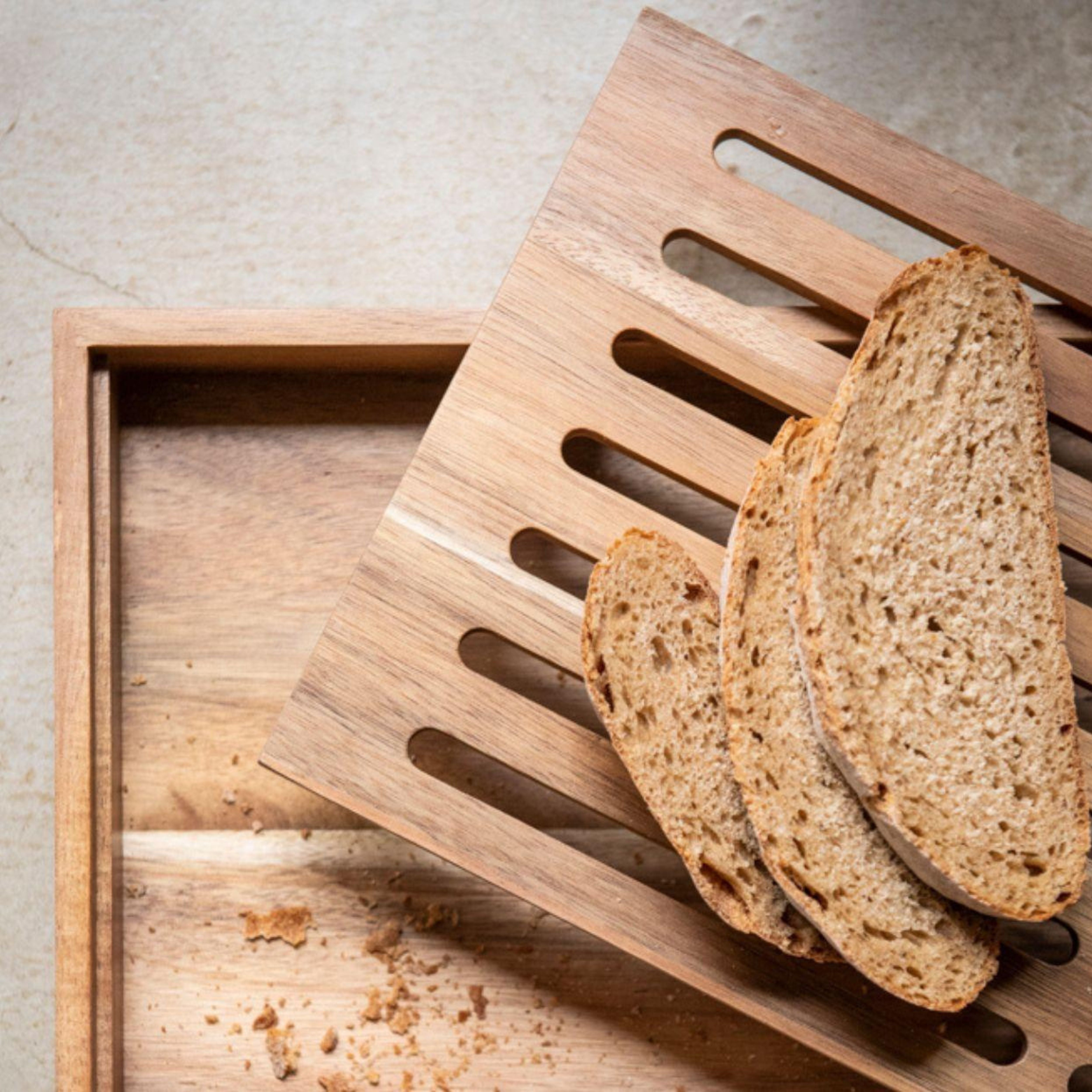 Tabla para cortar pan de madera de acacia con cuchillo