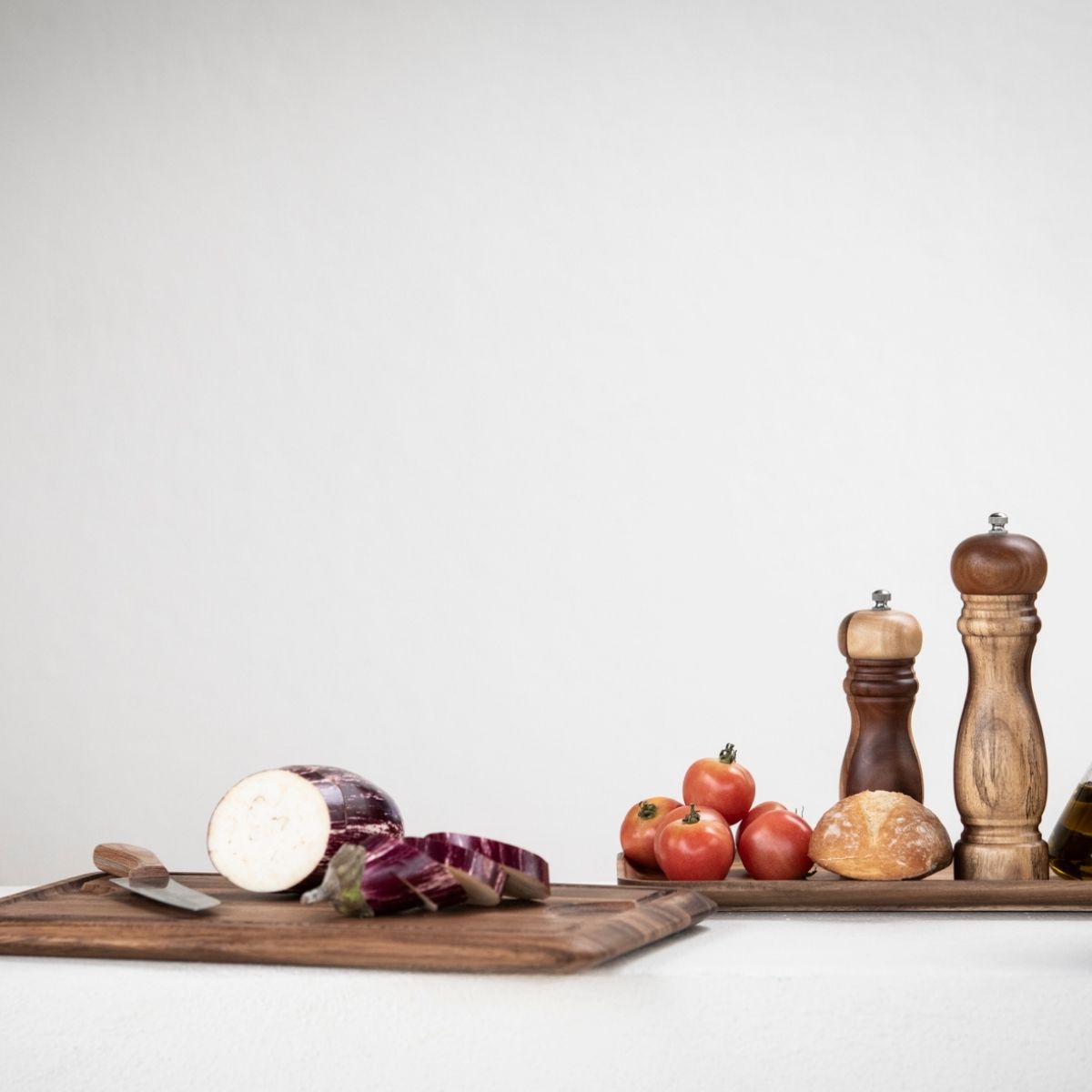 Acacia wood cutting board 26 cm