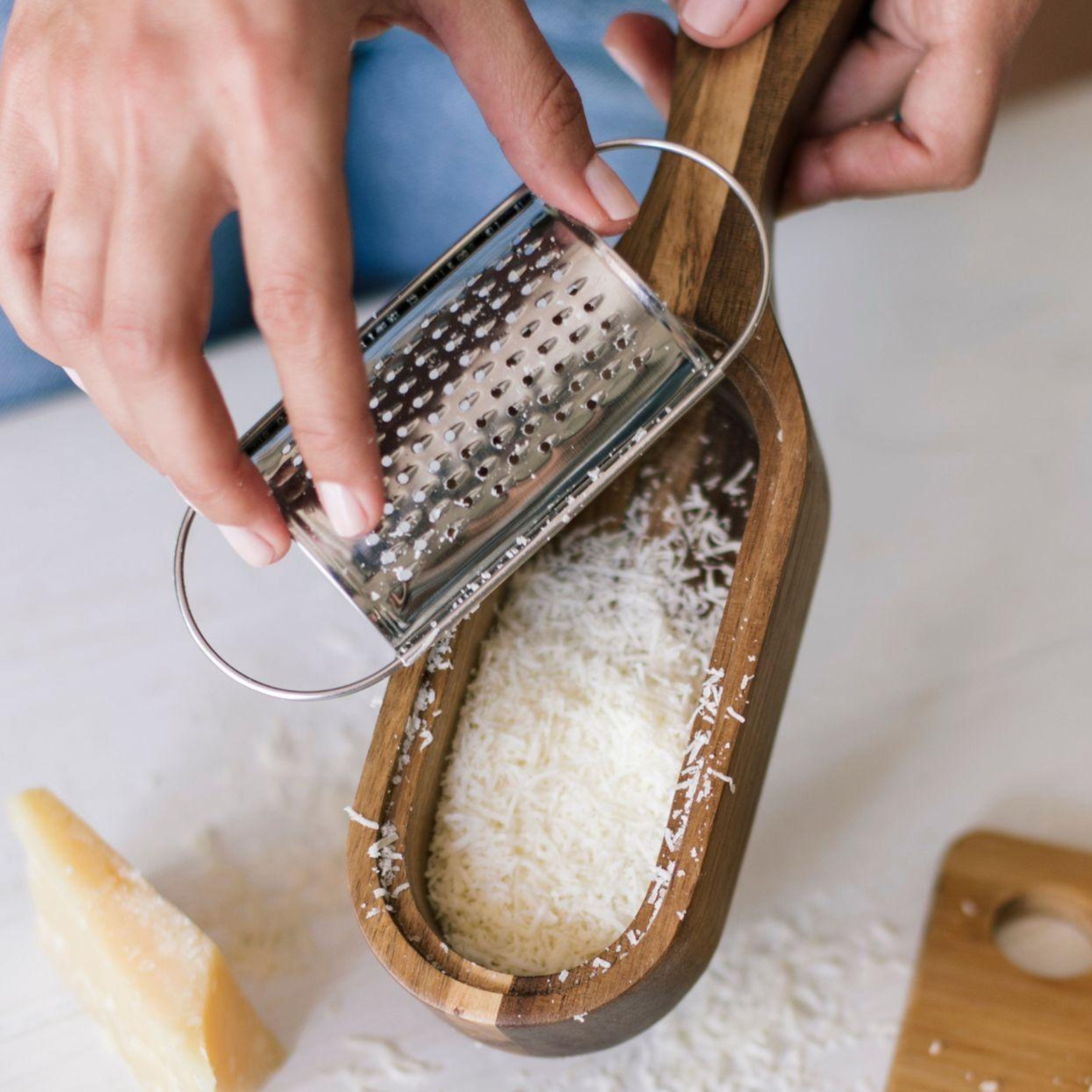 Rallador de cocina con soporte de madera