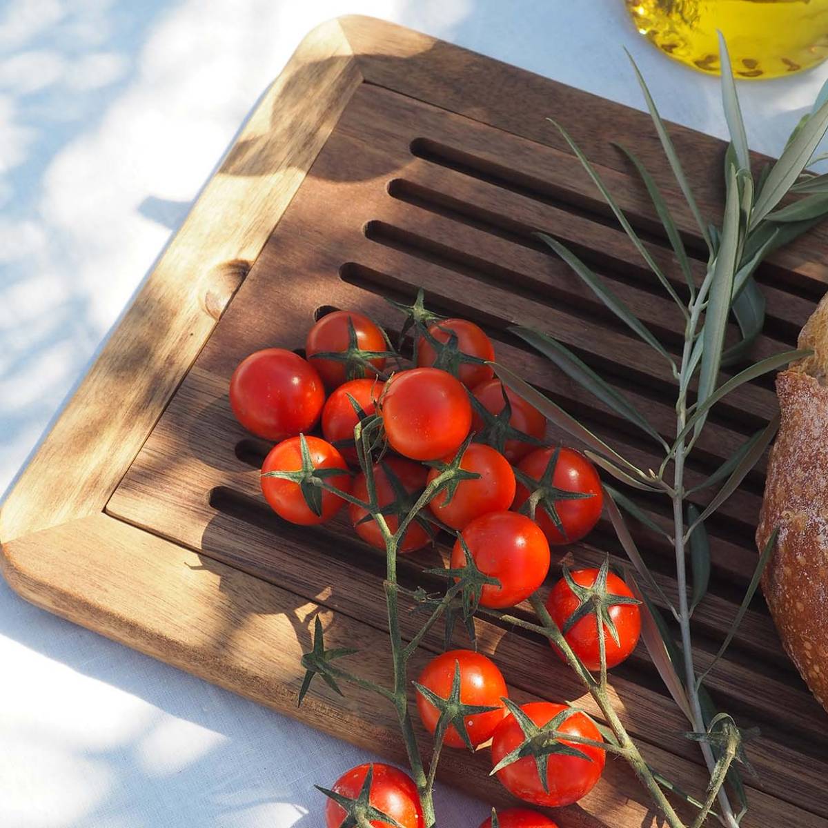 Tabla de cortar con tomates de madera 