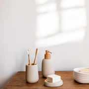Portacepillos de baño beige de arenisca