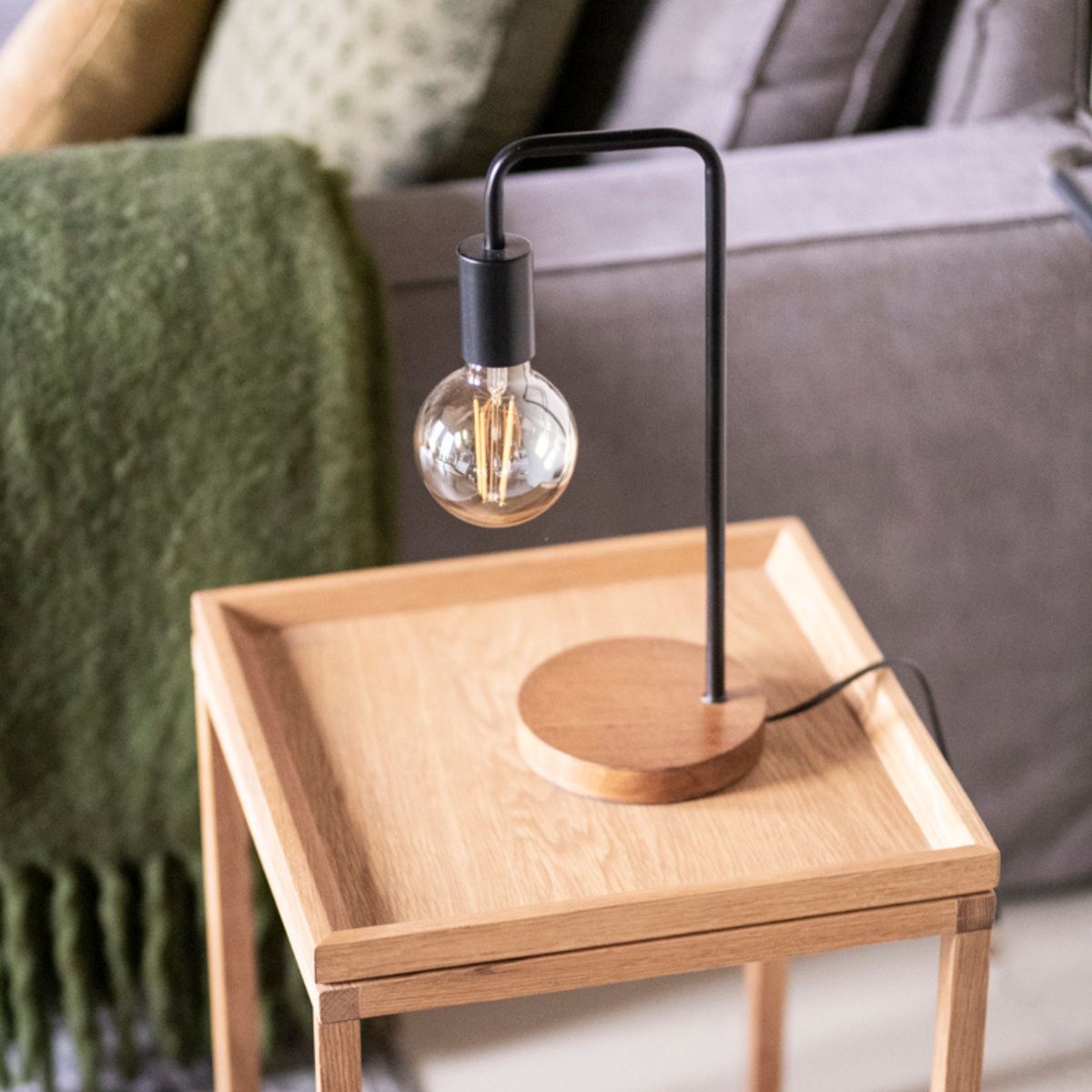 Lámpara de mesa industrial de madera negra