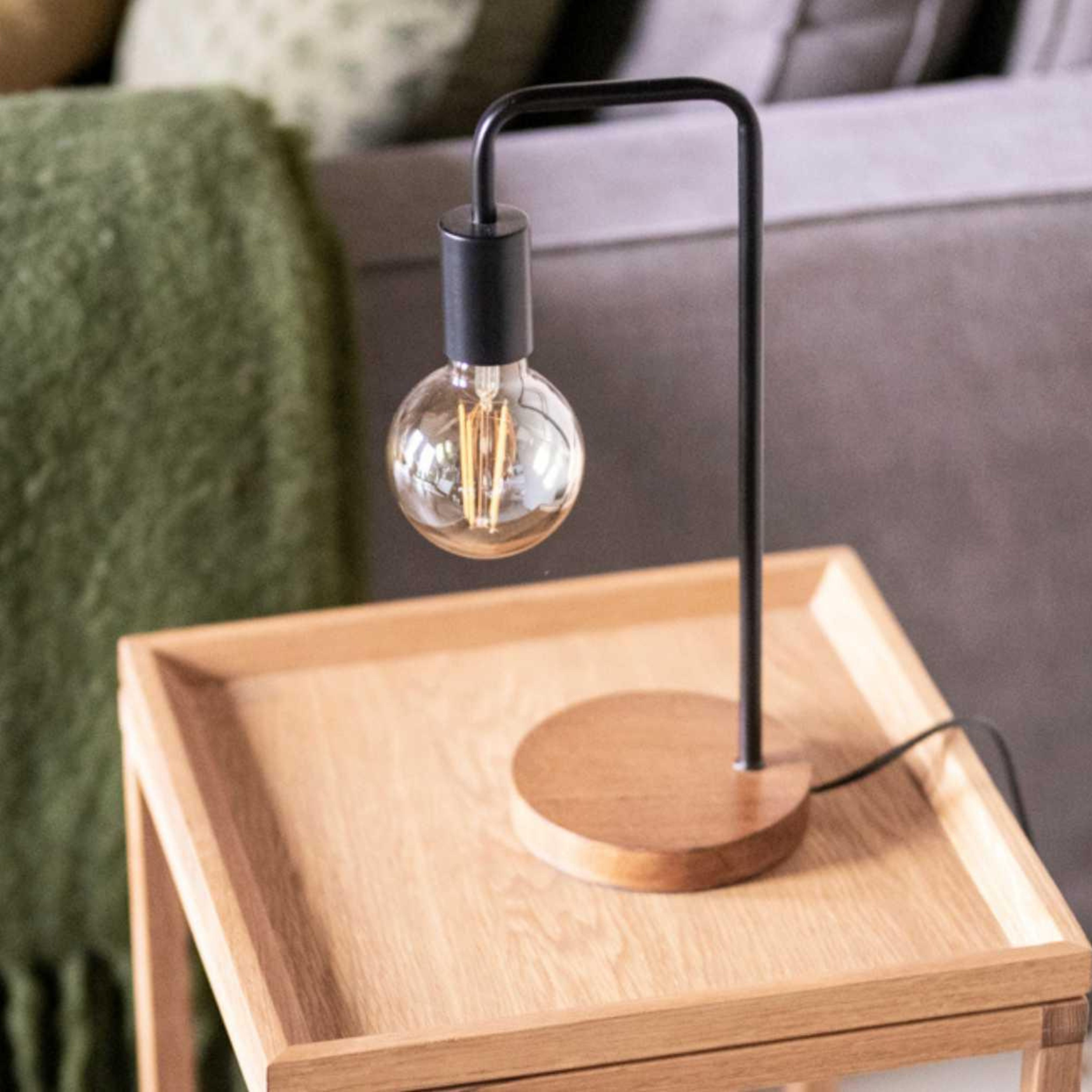 Lámpara de mesa industrial de madera negra