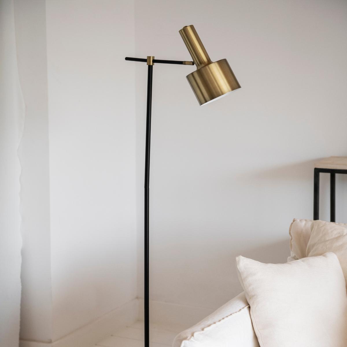 Detalle lámpara de pie industrial de metal dorada