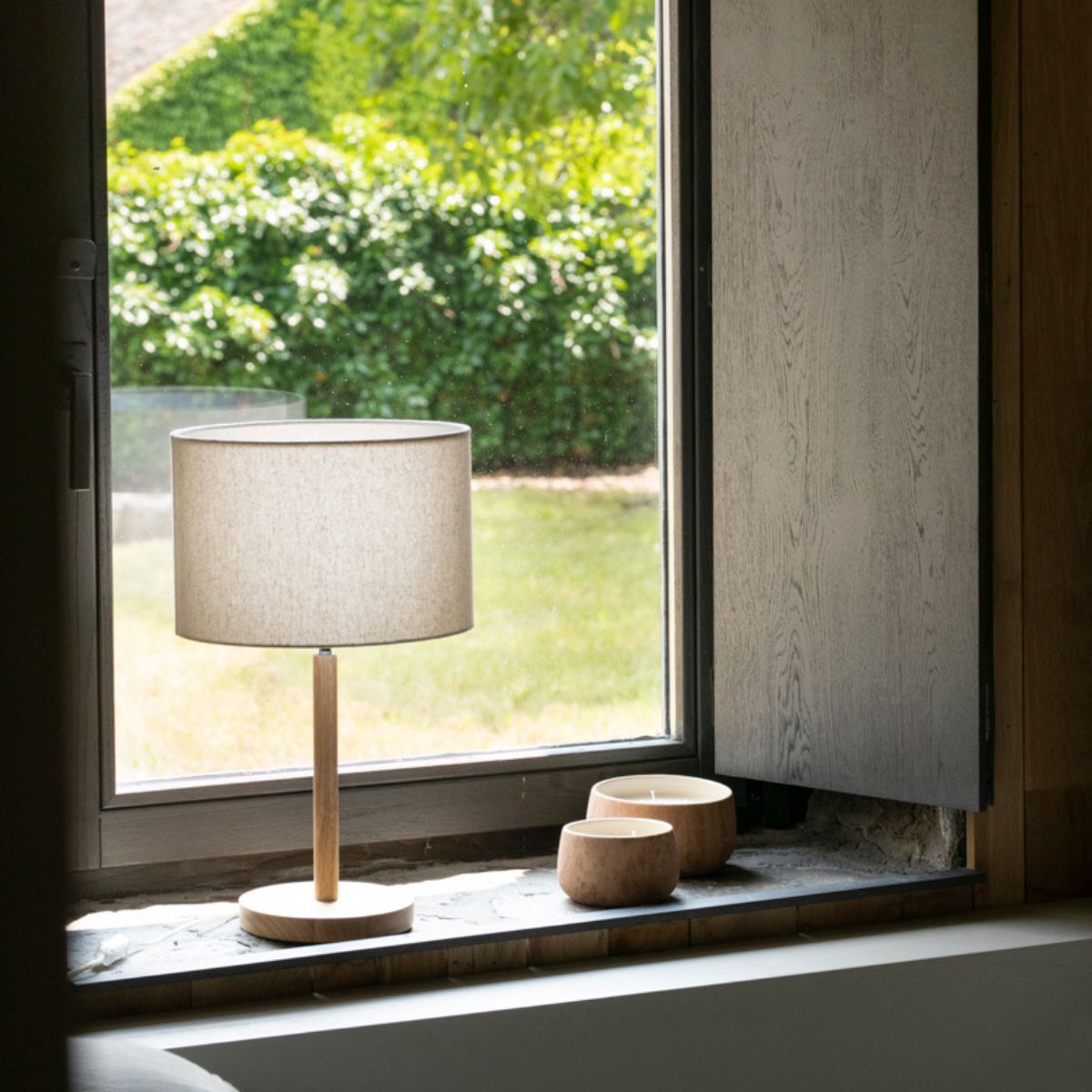Lámpara de mesa moderna de madera