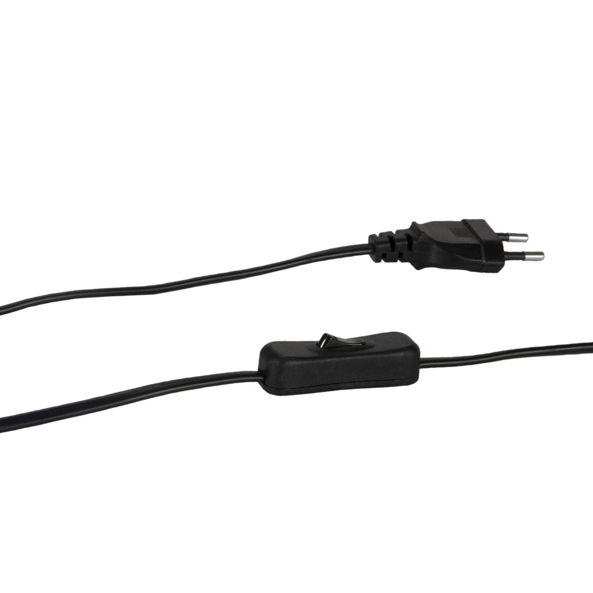 Cable negro con interruptor y enchufe para lámpara de mesa.