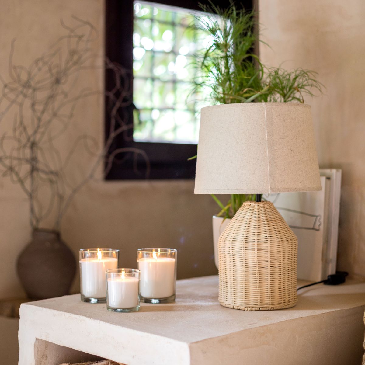 Lámpara de mesa rústica de rattan beige