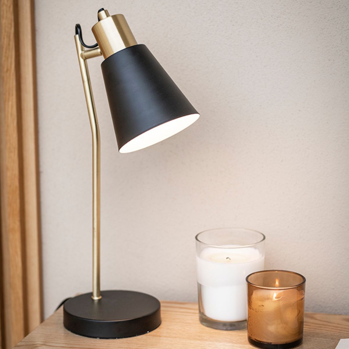 Black metal industrial table lamp