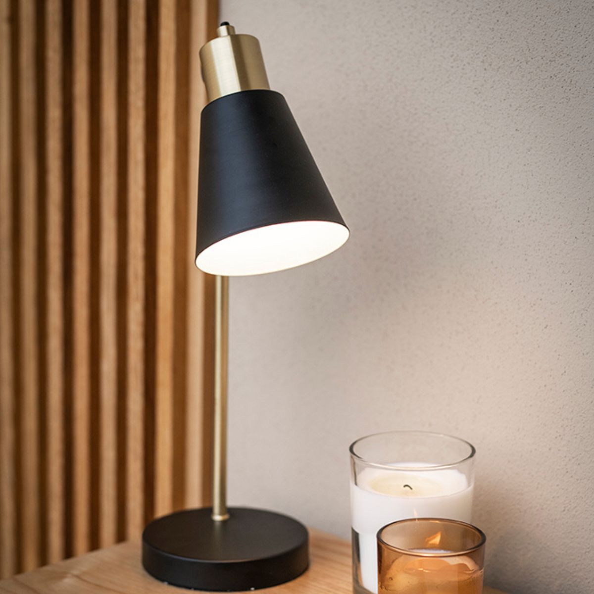 Black metal industrial table lamp
