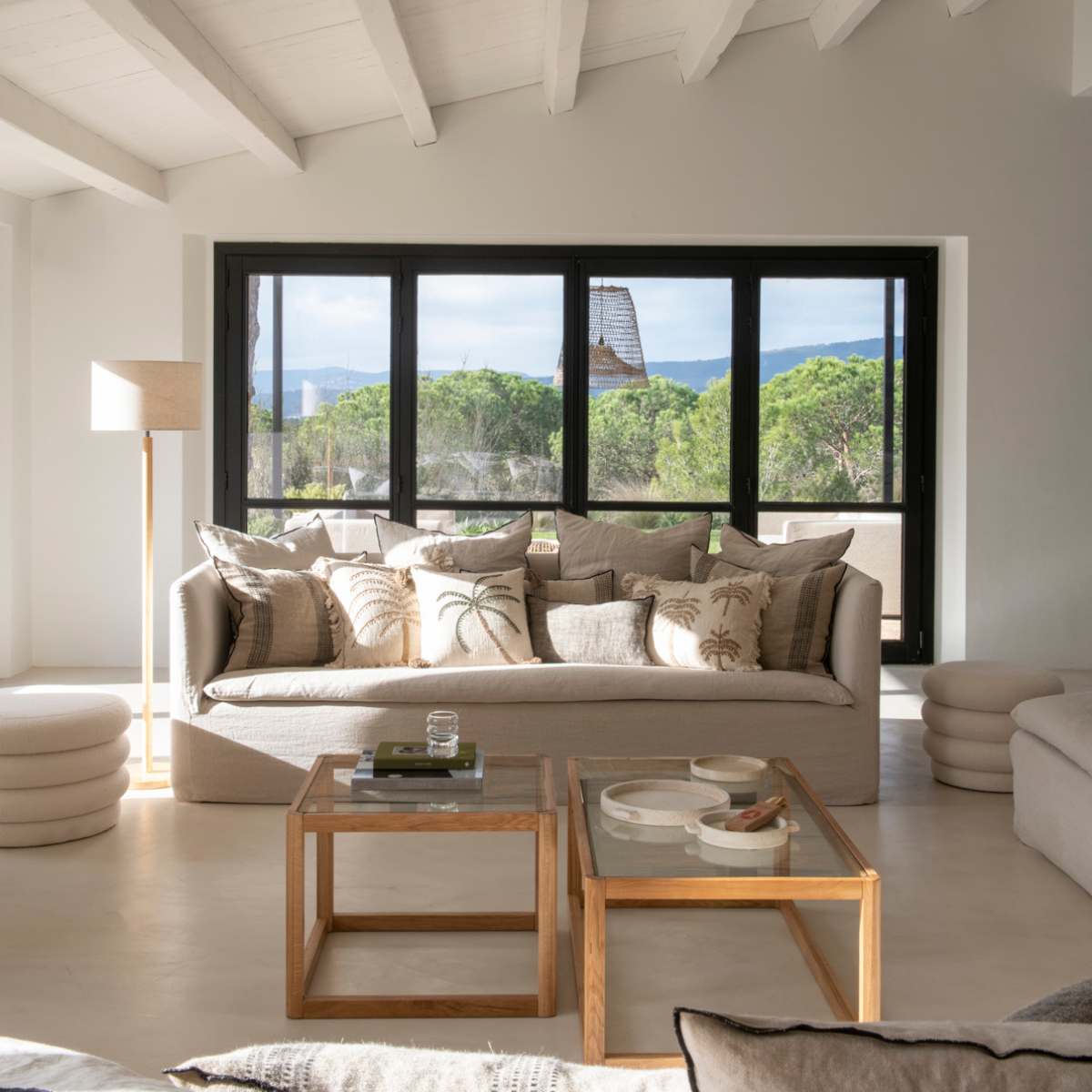 Salón mediterráneo con lampara de pie de madera