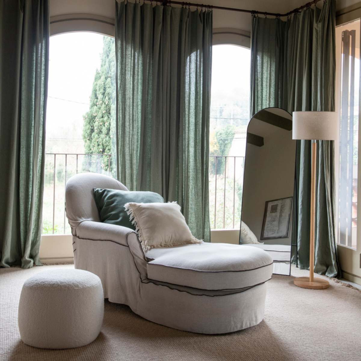 Dormitorio clásico con lámpara de pie de madera.