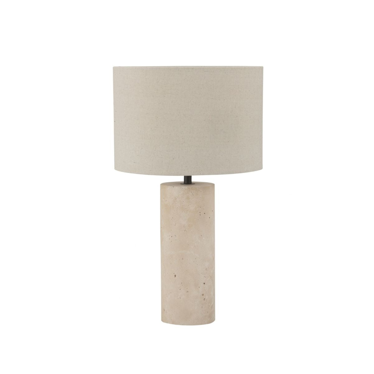 Lámpara de sobremesa con base cilíndrica de piedra beige y pantalla de tela en tono natural.