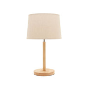 Lámpara de sobremesa de madera natural con base redonda y pantalla de tela beige.