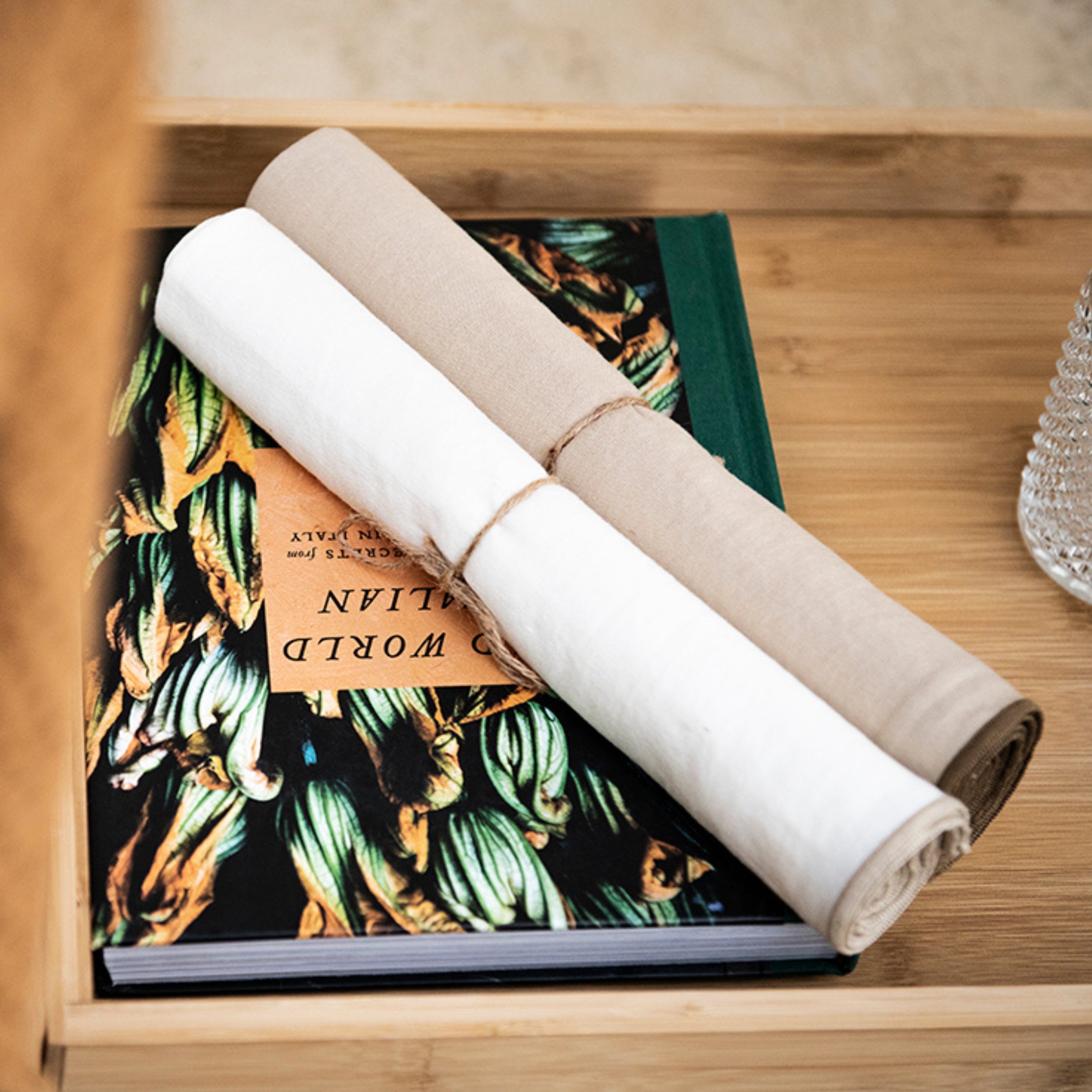 Set of 2 white linen table napkins with piping