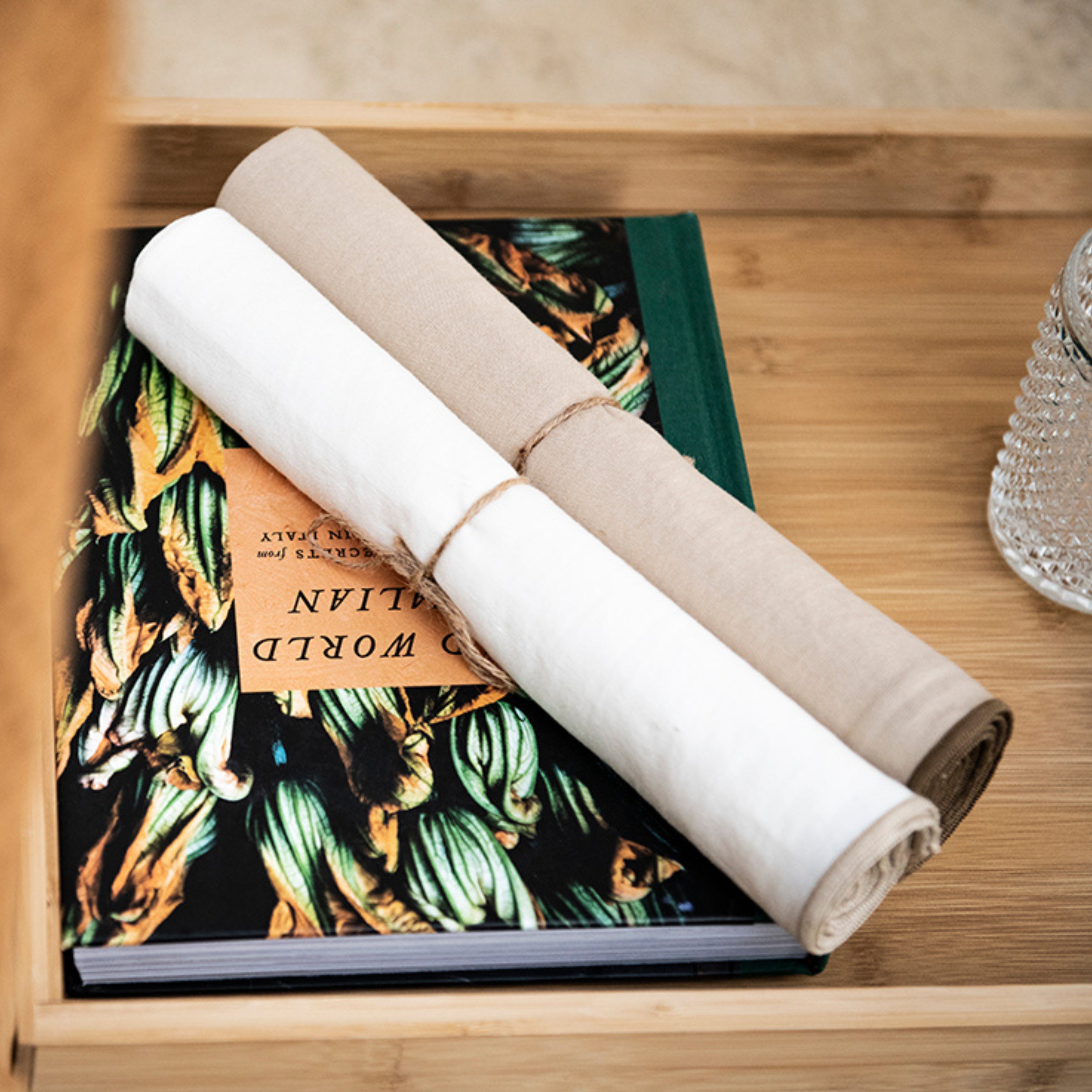 Set of 2 white linen placemats with edging