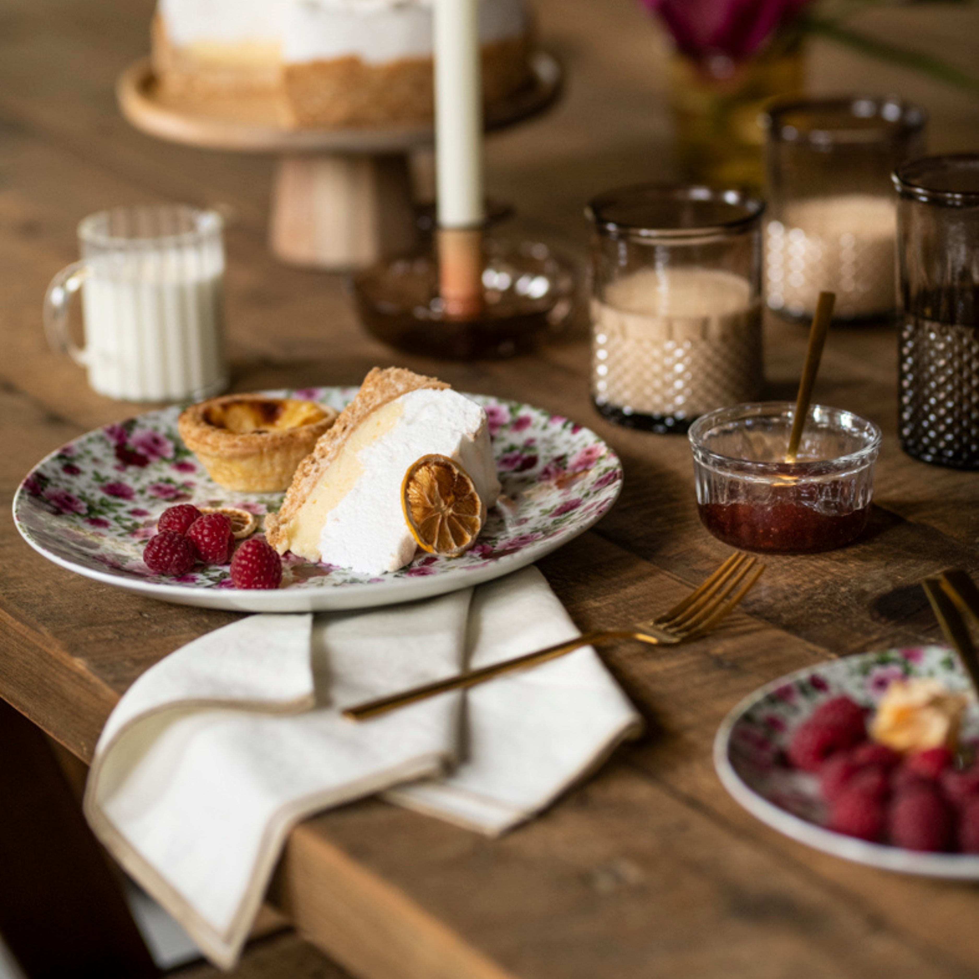 Set of 2 white linen placemats with edging