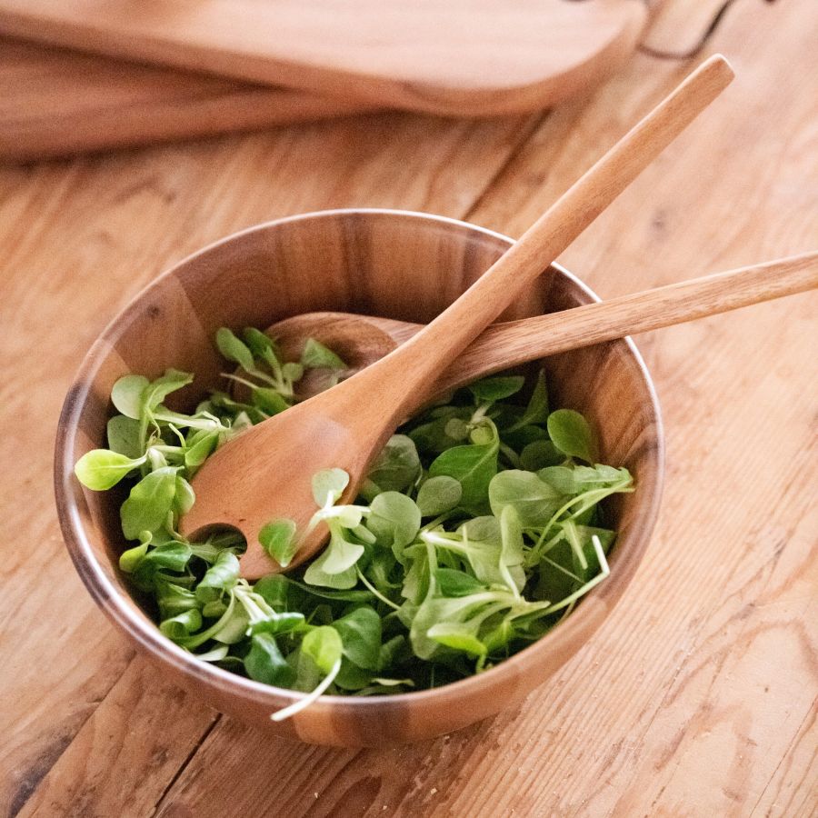 Ensaladera de acacia con utensilios de acacia.