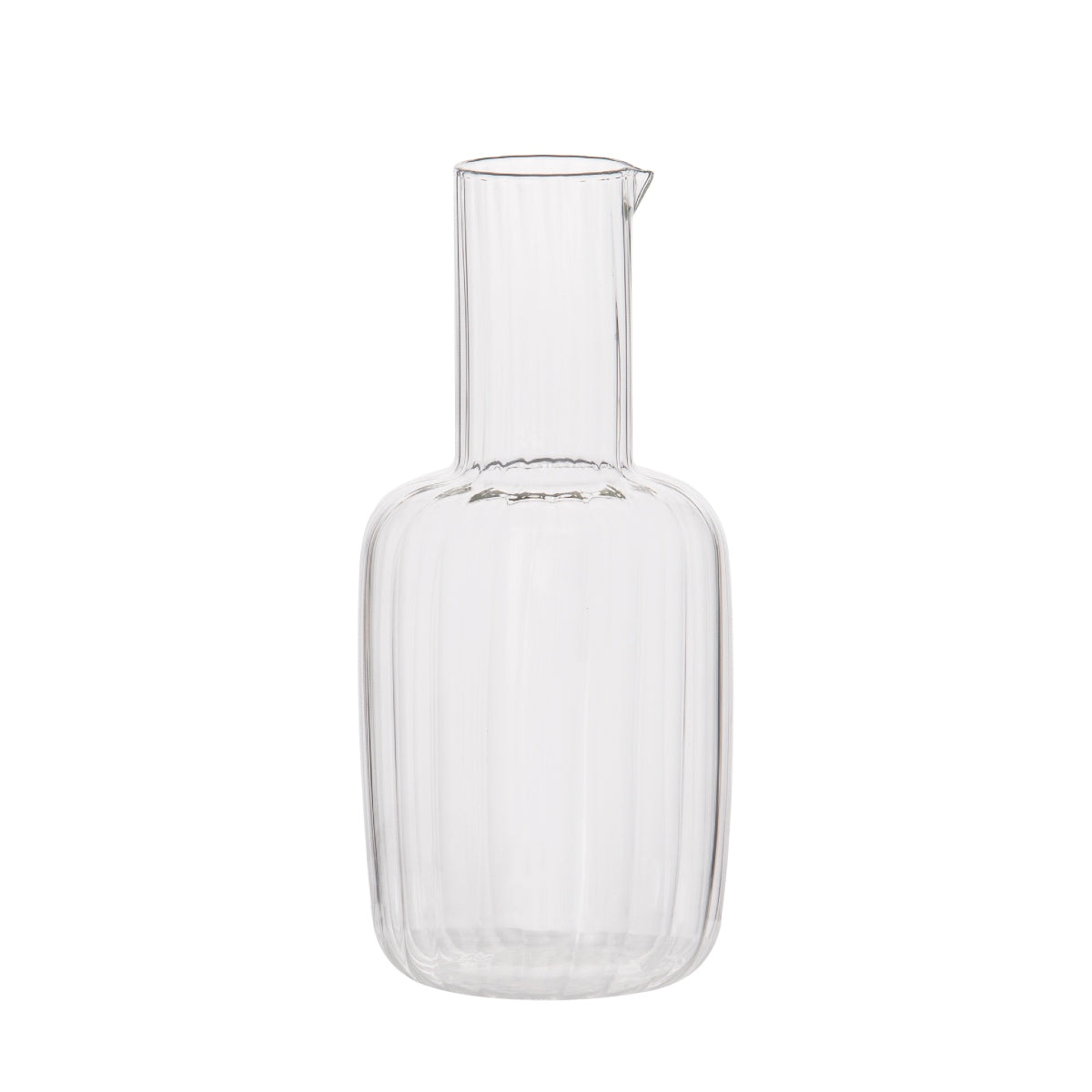 Jarra de agua con vaso de cristal