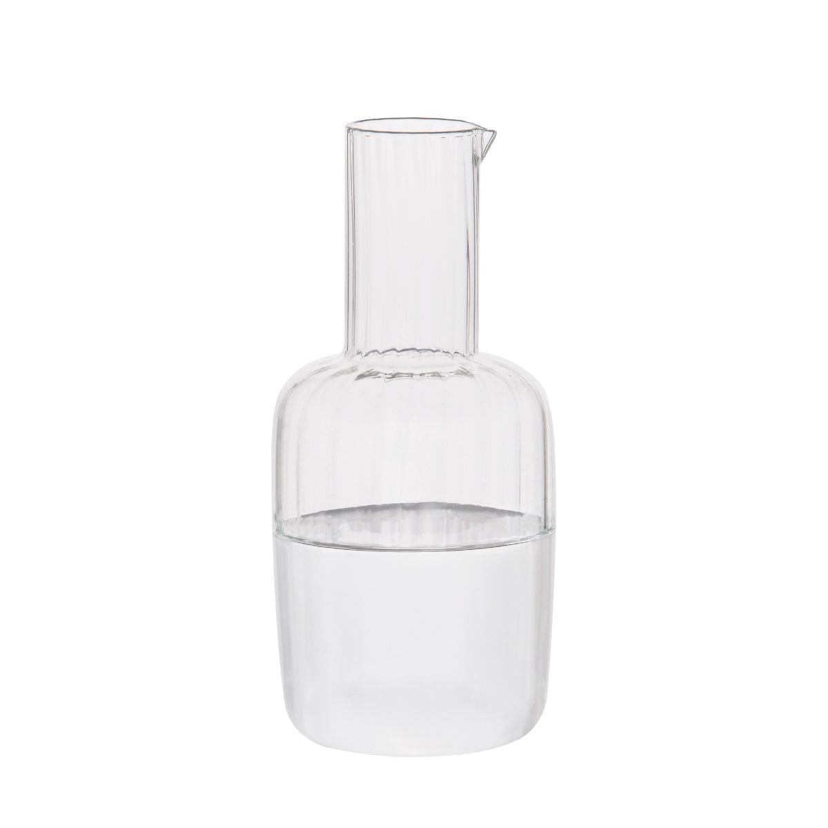 Jarra de agua con vaso de cristal