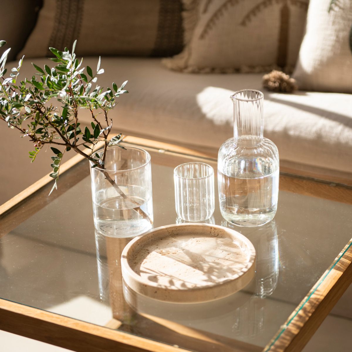Jarra de agua con vaso de cristal